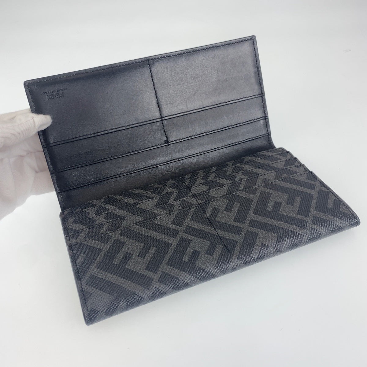 B-119
FENDI フェンディ ズッカ ダイアゴナル ブラック 黒 イエロー 黄 シルバー金具 レザー 長財布 札入れ ロングウォレット  メンズ