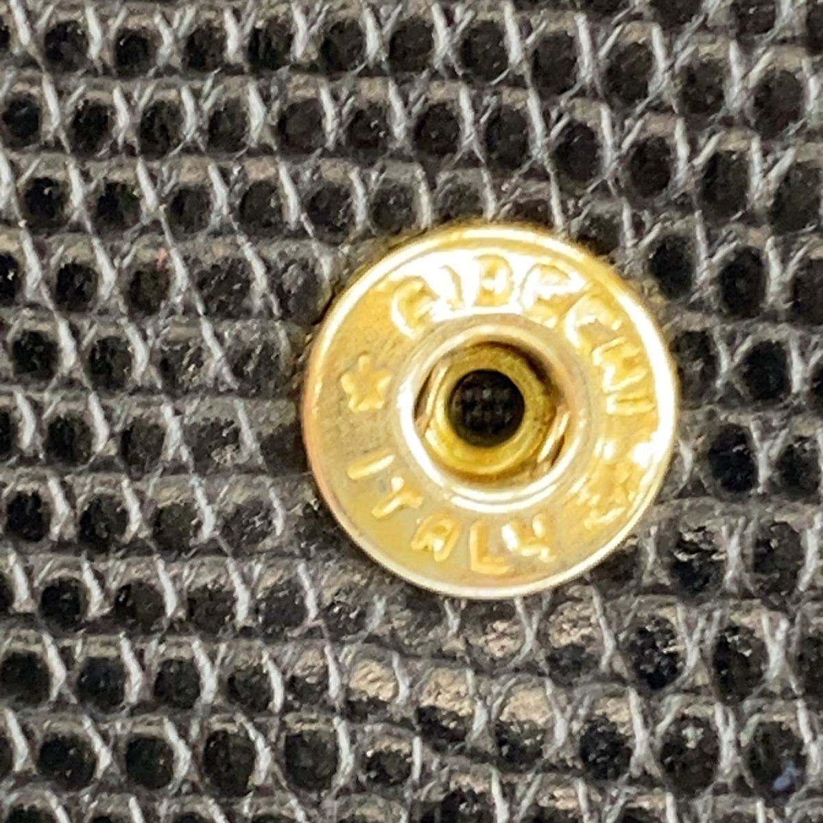 C-194
Salvatore Ferragamo サルヴァトーレフェラガモ ブラック 黒 ゴールド レザー コンパクトウォレット 三つ折り財布  レディース