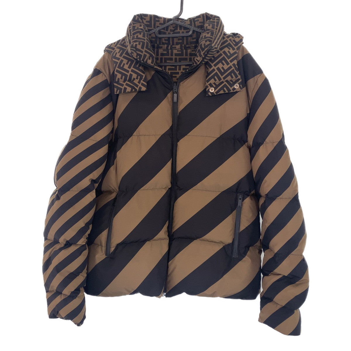 17953
FENDI フェンディ ズッカ柄 ペカン柄 サイズ50 リバーシブル カーキ ブラック 黒 ポリエステル FAA582 A790 ダウンジャケット パファージャケット  メンズ AB190