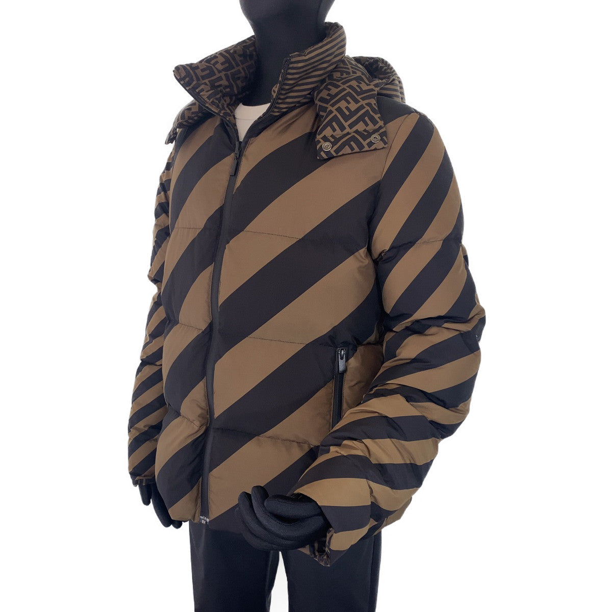 17953
FENDI フェンディ ズッカ柄 ペカン柄 サイズ50 リバーシブル カーキ ブラック 黒 ポリエステル FAA582 A790 ダウンジャケット パファージャケット  メンズ AB190