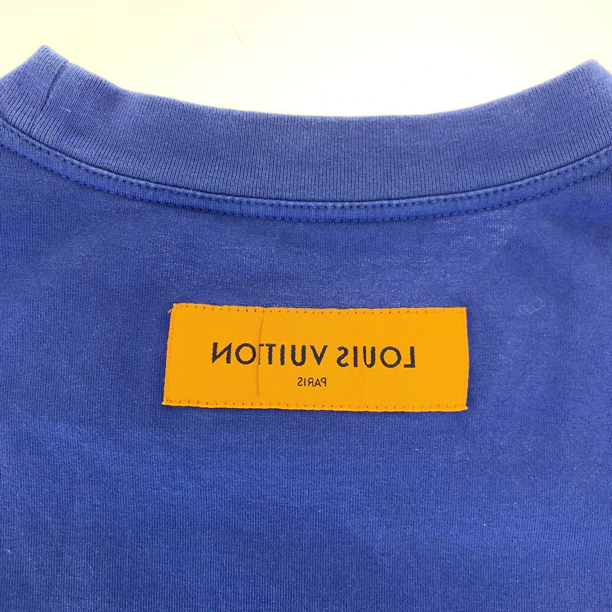H-00210
LOUIS VUITTON ルイヴィトン LV エンボス インサイドアウト サイズL ブルー 青 コットン RM222Q DT3 HNY55W 半袖Tシャツ クルーネック  メンズ