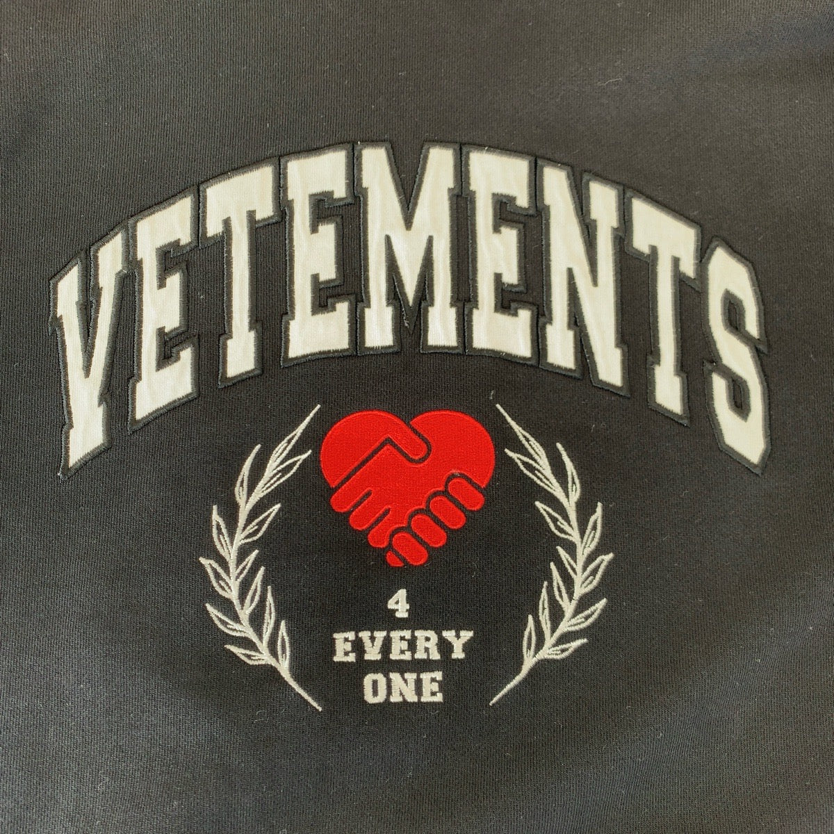 17957
VETEMENTS ヴェトモン 22AW SOLIDARITY EMBROIDERRED HOODIE サイズL ブラック 黒 ホワイト 白 コットン UA53HD420B パーカー フーディー  メンズ A71