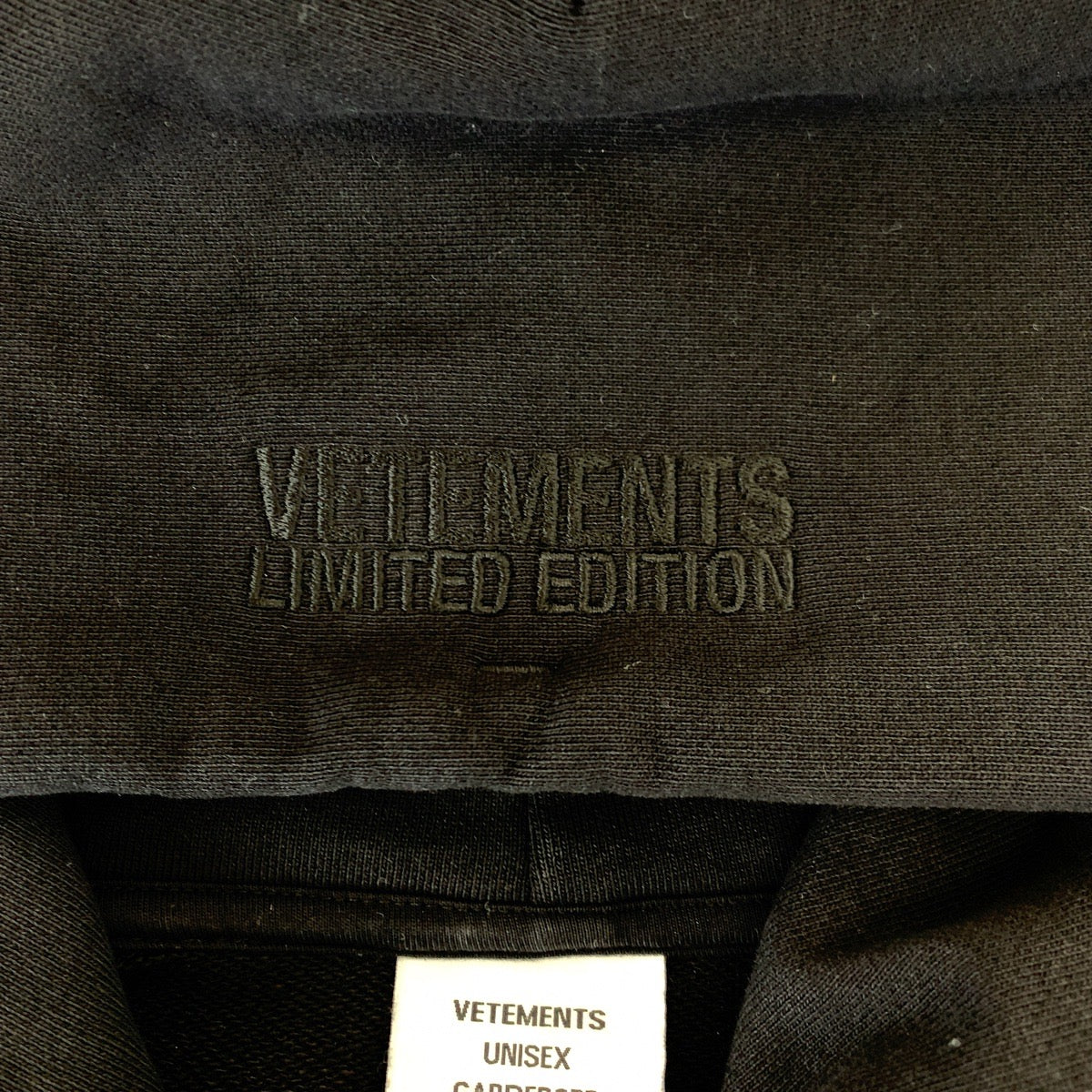 17957
VETEMENTS ヴェトモン 22AW SOLIDARITY EMBROIDERRED HOODIE サイズL ブラック 黒 ホワイト 白 コットン UA53HD420B パーカー フーディー  メンズ A71