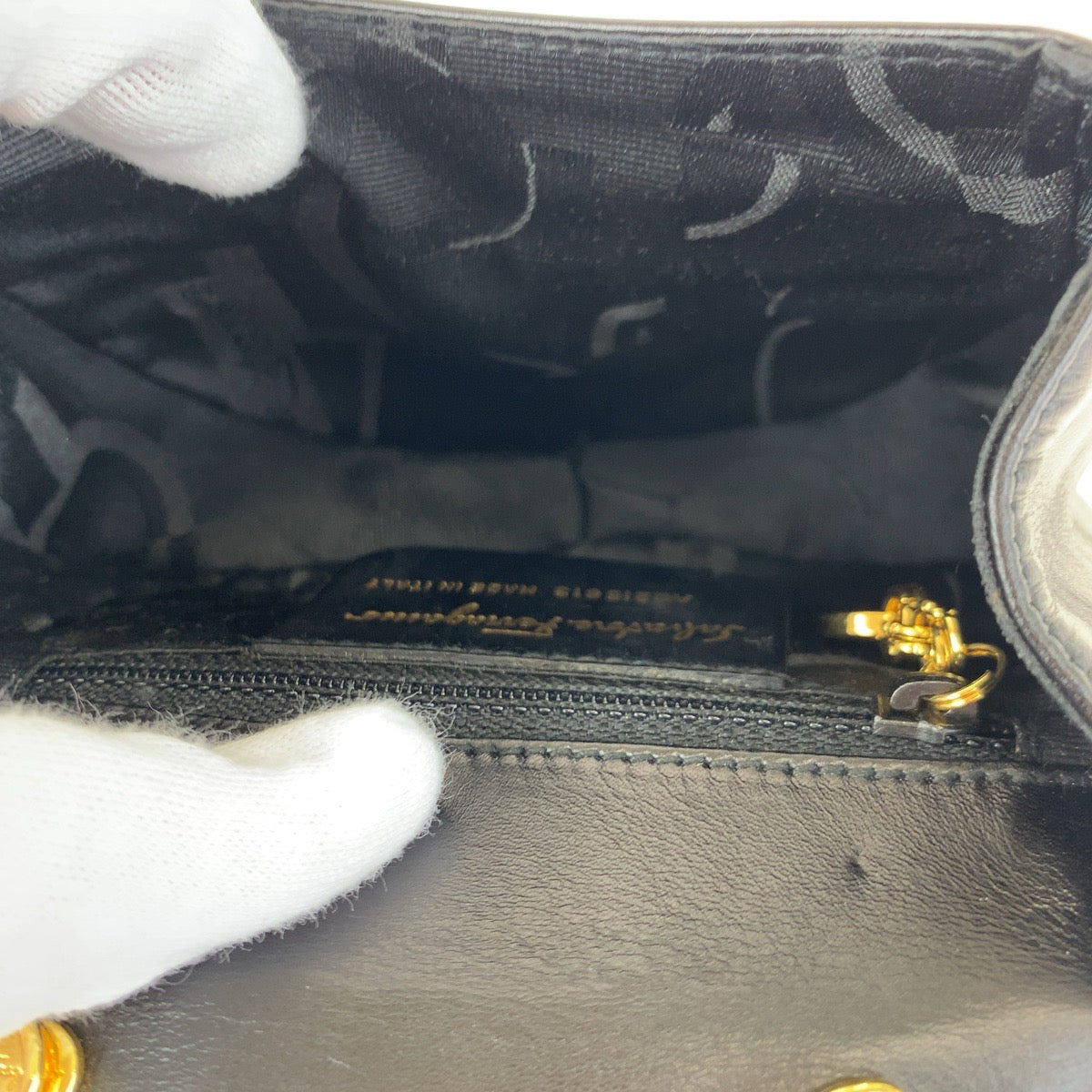 H-00443
Salvatore Ferragamo サルヴァトーレフェラガモ ガンチーニ ブラック 黒 ゴールド金具 レザー AQ215 613 チェーンショルダーバッグ クラッチバッグ 2way  レディース