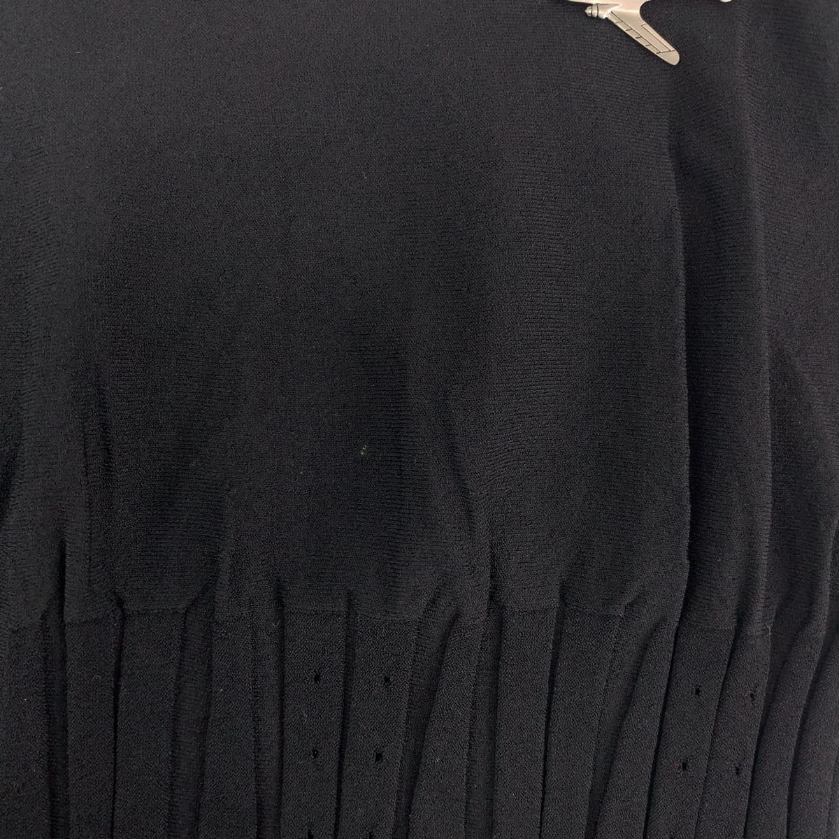 H-00471
CHANEL シャネル 08クルーズ 飛行機モチーフ サイズ38 ブラック 黒 シルバー金具 レーヨン P32489K00677 スカート ニットスカート  レディース