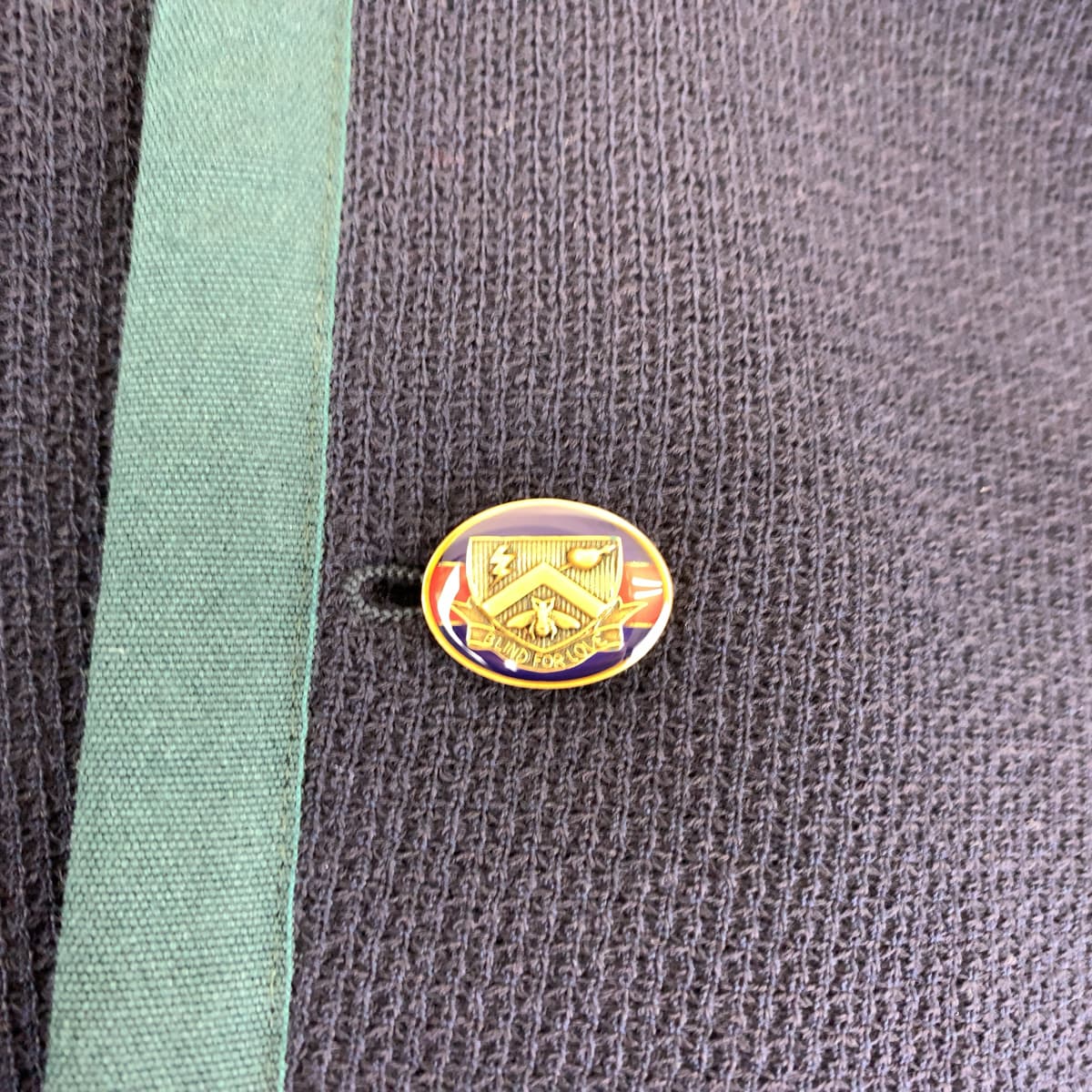 10339
GUCCI グッチ ロゴエンブレムボタン サイズ48 ネイビー グリーン レッド ウール 502525 テーラードジャケット  メンズ A77