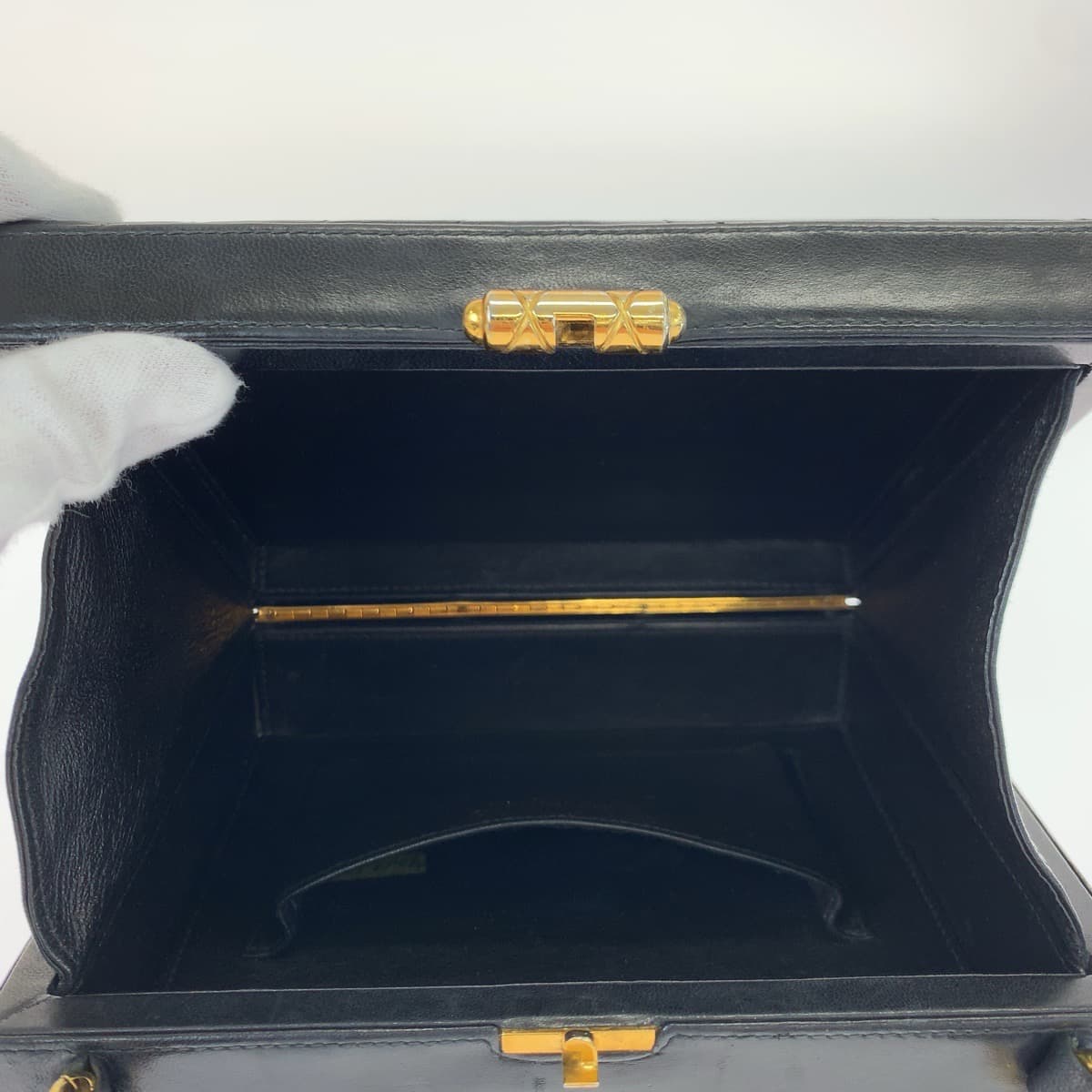 H-00528
CHANEL シャネル Vステッチ ココマーク ミニトランク ブラック 黒 ゴールド金具 ラムスキン ショルダーバッグ 斜め掛け ボックス  レディース