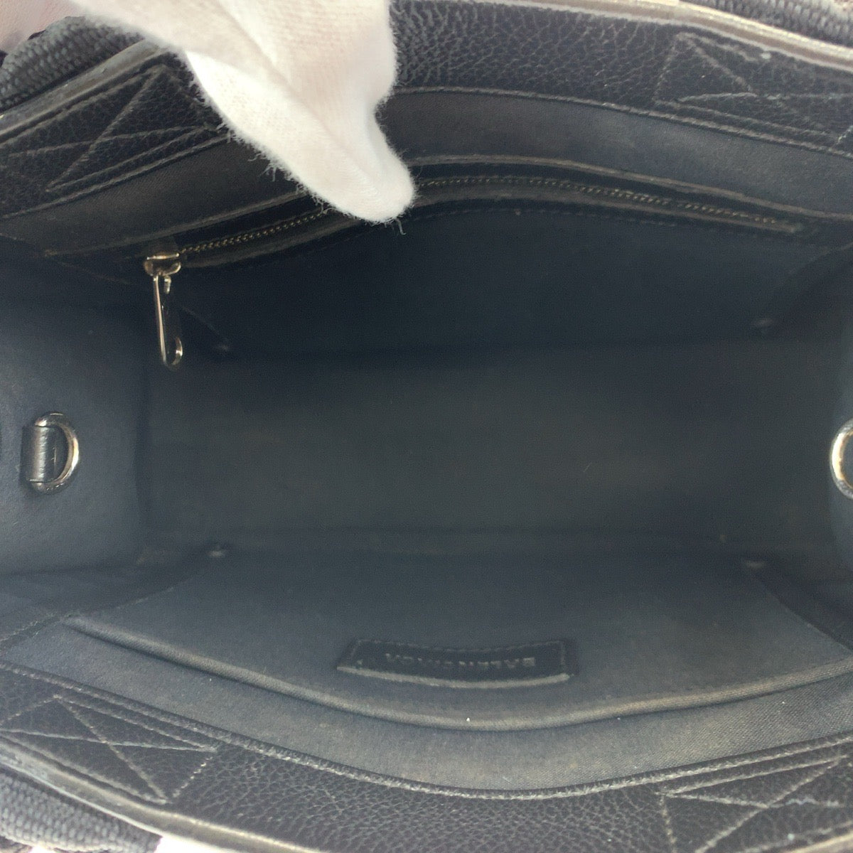 H-00543
BALENCIAGA バレンシアガ ハードウェア ロゴ ブラック 黒 ホワイト 白 シルバー金具 カーフ 671402 トートバッグ ハンドバッグ 男女兼用  レディース