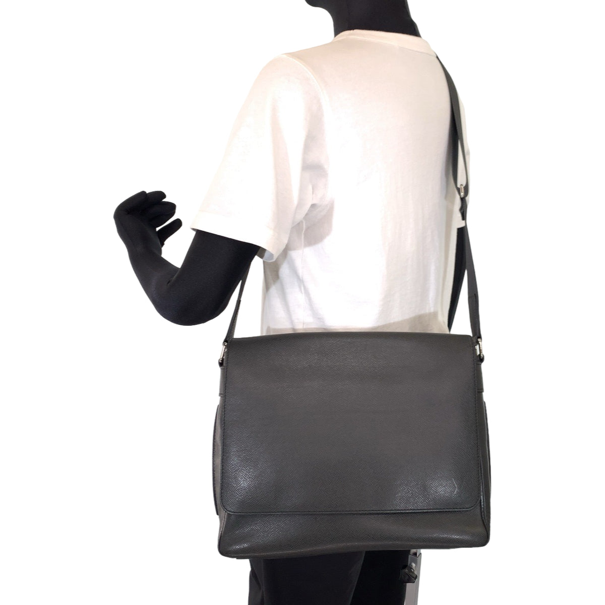 H-00597
LOUIS VUITTON ルイヴィトン タイガ ロマン MM アルドワーズ ブラック 黒 シルバー金具 カーフ M32682 ショルダーバッグ 斜め掛け  メンズ