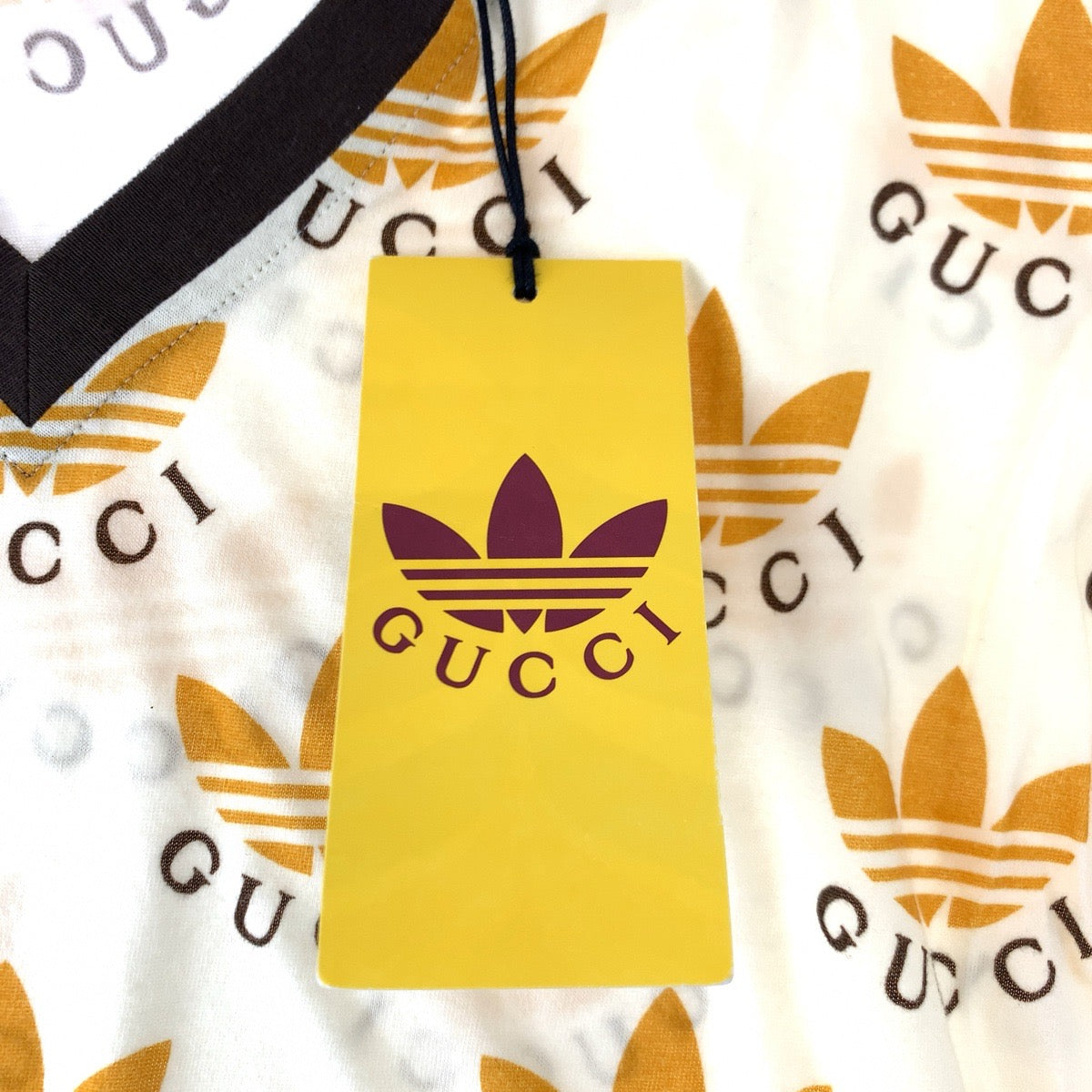 10483
GUCCI グッチ adidas×GUCCI ロゴ サイズXS クリーム オレンジ ブラック 黒 コットン 693539 半袖Tシャツ Vネック 短丈  レディース