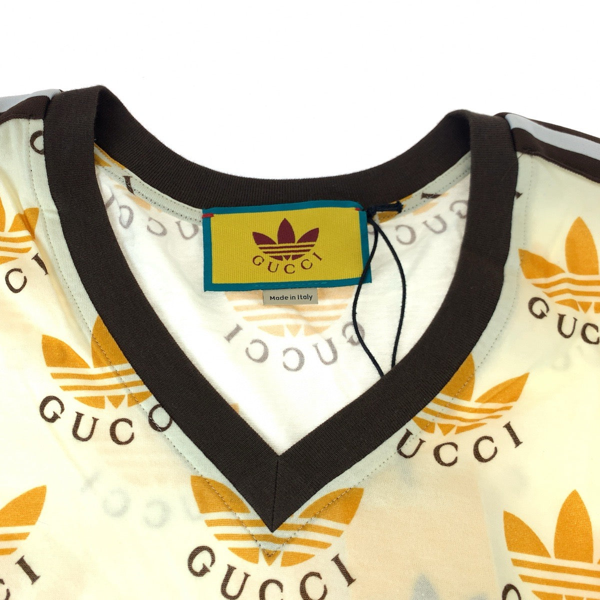 10483
GUCCI グッチ adidas×GUCCI ロゴ サイズXS クリーム オレンジ ブラック 黒 コットン 693539 半袖Tシャツ Vネック 短丈  レディース