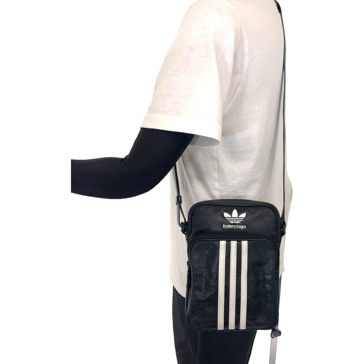 H-00640
BALENCIAGA バレンシアガ adidas×BALENCIAGA スリーライン ロゴ ヴィンテージ加工 ブラック 黒 ホワイト 白 レザー 721850 ショルダーバッグ 斜め掛け 男女兼用  メンズ