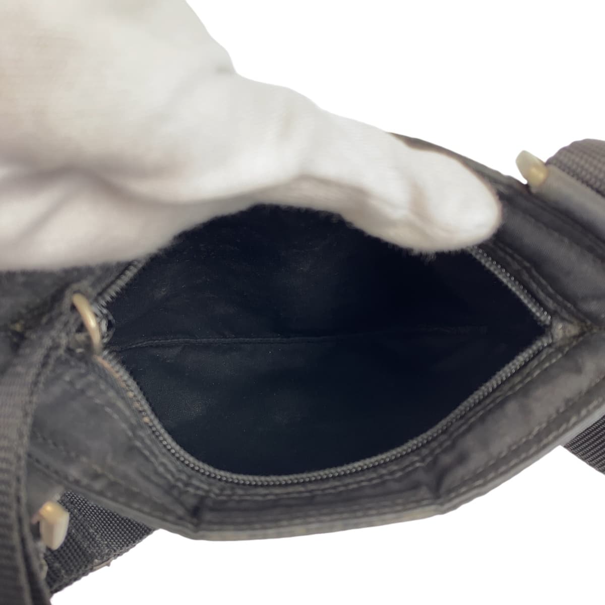 10511
PRADA プラダ テスート 三角ロゴプレート ブラック シルバー金具 ナイロン 斜め掛け ショルダーバッグ ポシェット  メンズ