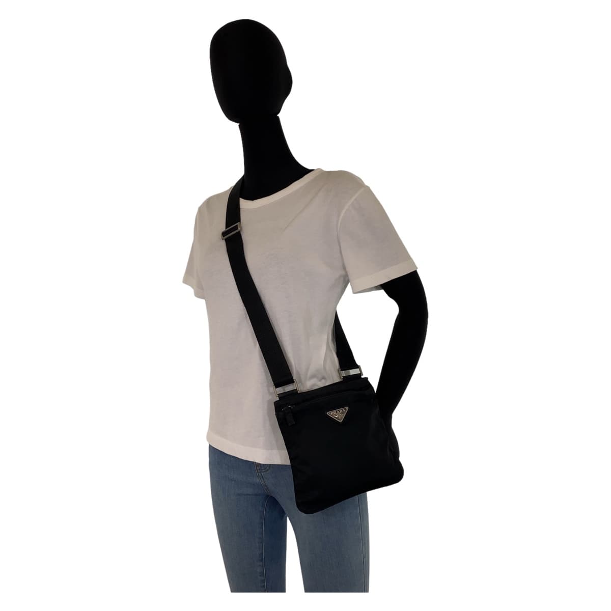 10511
PRADA プラダ テスート 三角ロゴプレート ブラック シルバー金具 ナイロン 斜め掛け ショルダーバッグ ポシェット  メンズ
