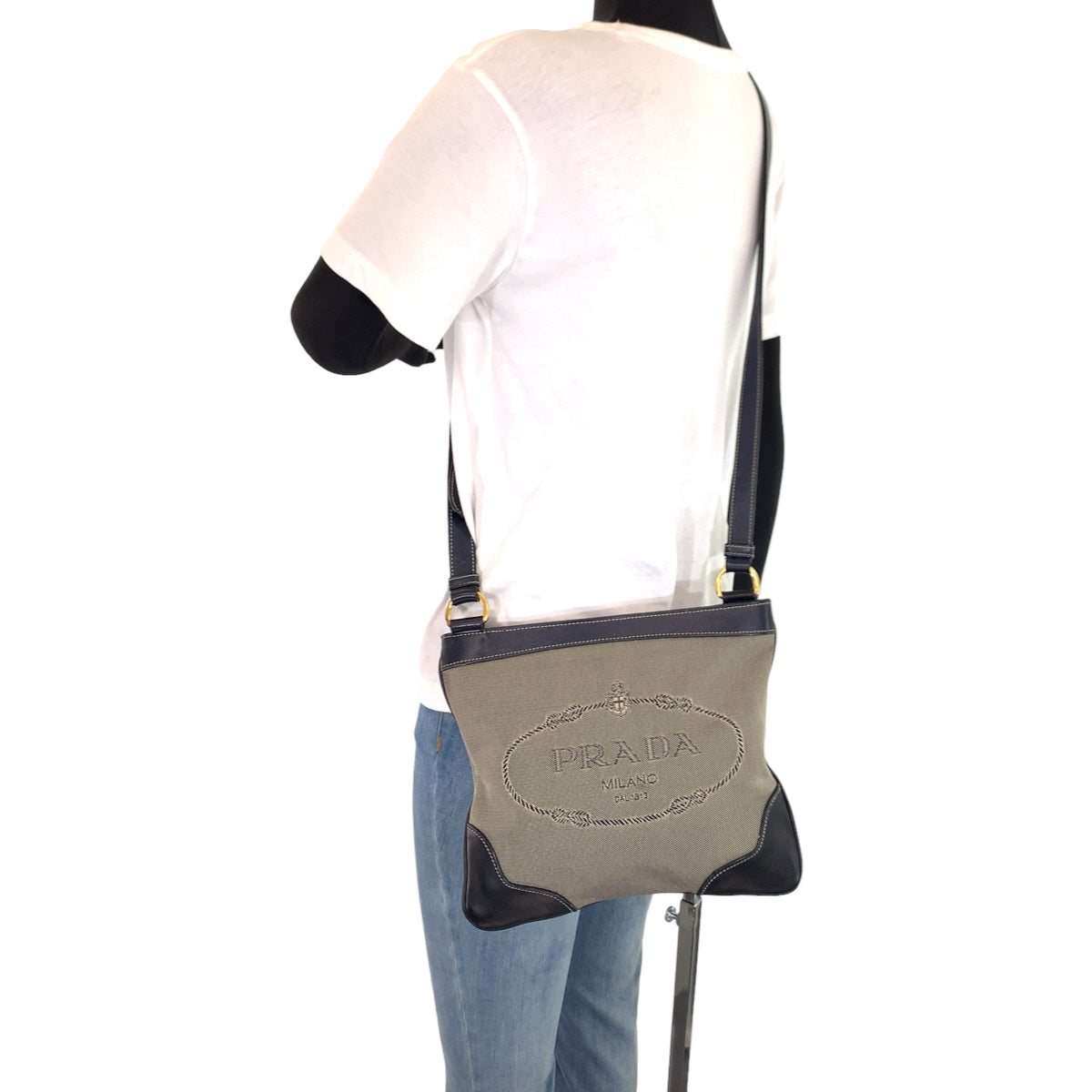 10536
PRADA プラダ ロゴジャガード ブラック 黒 グレー ゴールド金具 キャンバス / レザー ショルダーバッグ 斜め掛け メッセンジャーバッグ  メンズ