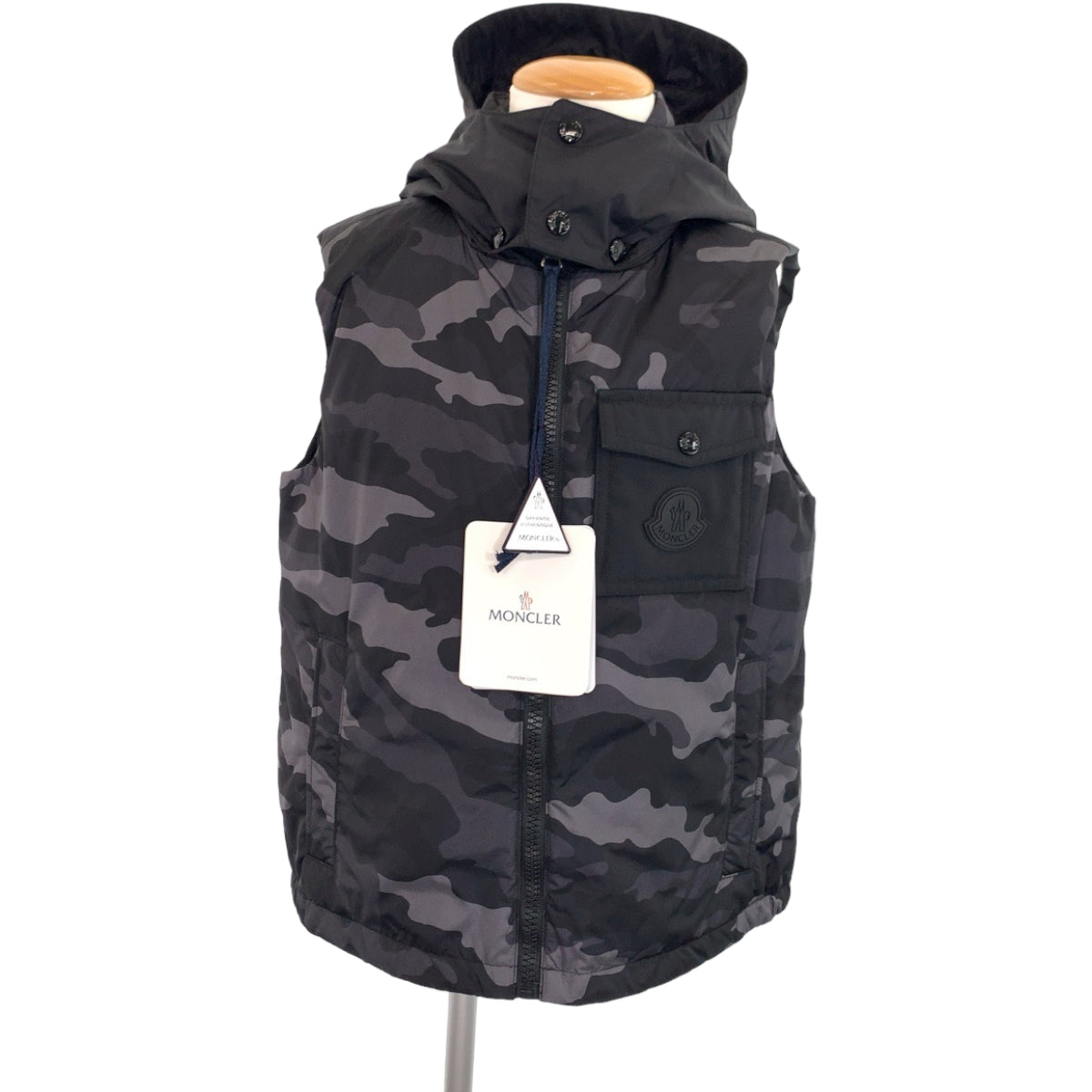 17963
MONCLER モンクレール カモフラ柄 迷彩柄 DRUM GILET サイズ130 ブラック ナイロン 5909169175 ダウンベスト フード取り外し可 キッズ S40