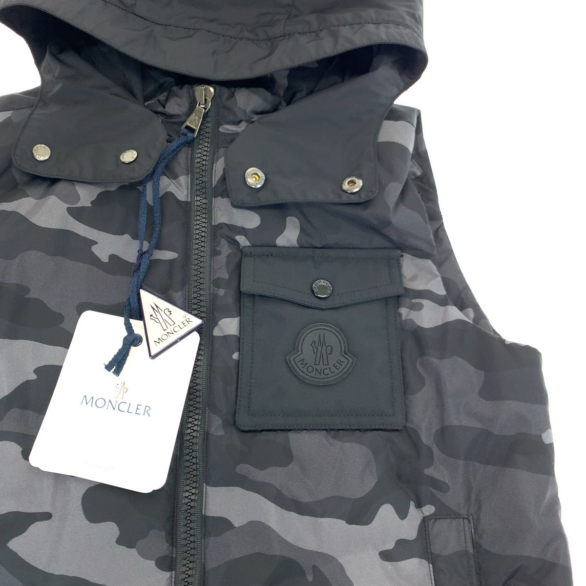 17963
MONCLER モンクレール カモフラ柄 迷彩柄 DRUM GILET サイズ130 ブラック ナイロン 5909169175 ダウンベスト フード取り外し可 キッズ S40