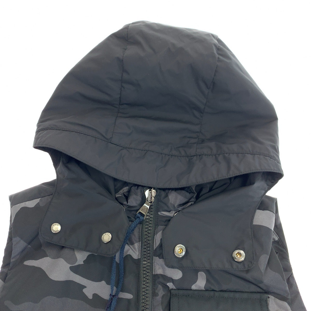 17963
MONCLER モンクレール カモフラ柄 迷彩柄 DRUM GILET サイズ130 ブラック ナイロン 5909169175 ダウンベスト フード取り外し可 キッズ S40