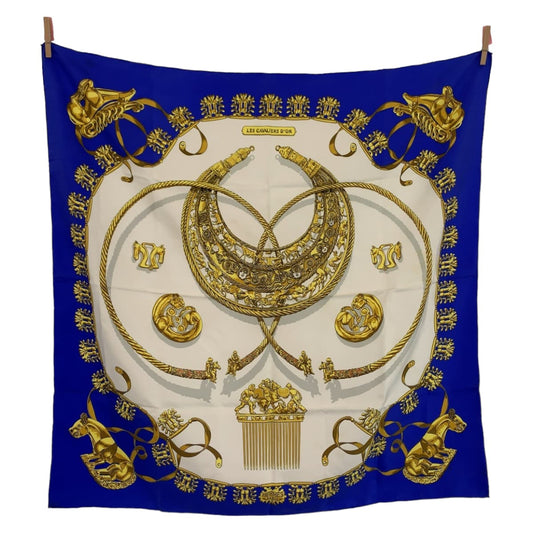 10758
HERMES エルメス LES CAVALIERS D'OR 黄金の騎士 カレ90 ブルー 青 ゴールド ホワイト シルク スカーフ  レディース