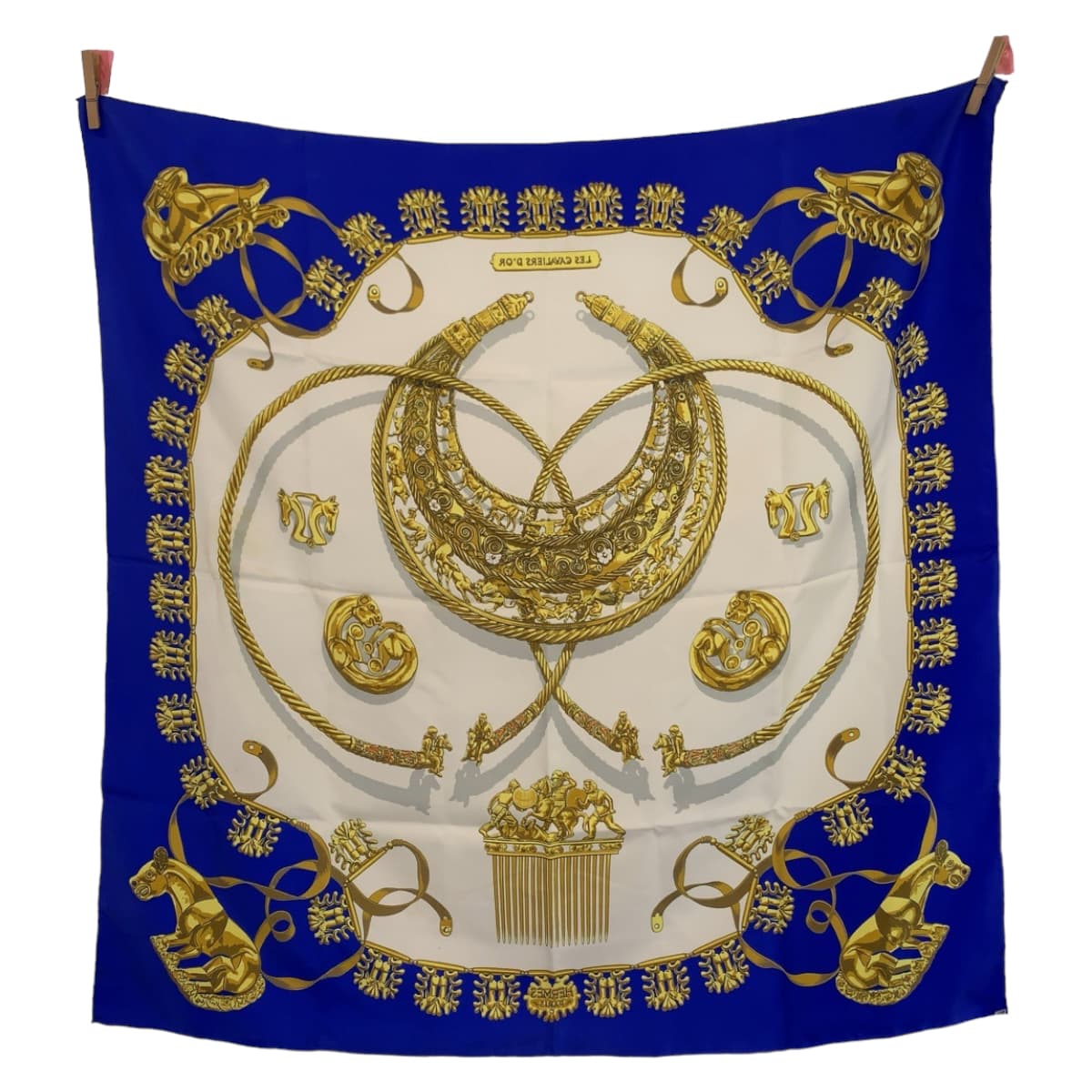 10758
HERMES エルメス LES CAVALIERS D'OR 黄金の騎士 カレ90 ブルー 青 ゴールド ホワイト シルク スカーフ  レディース