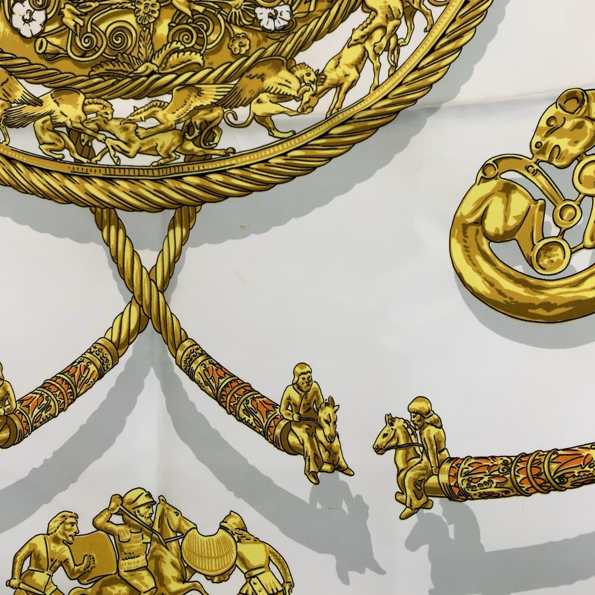 10758
HERMES エルメス LES CAVALIERS D'OR 黄金の騎士 カレ90 ブルー 青 ゴールド ホワイト シルク スカーフ  レディース