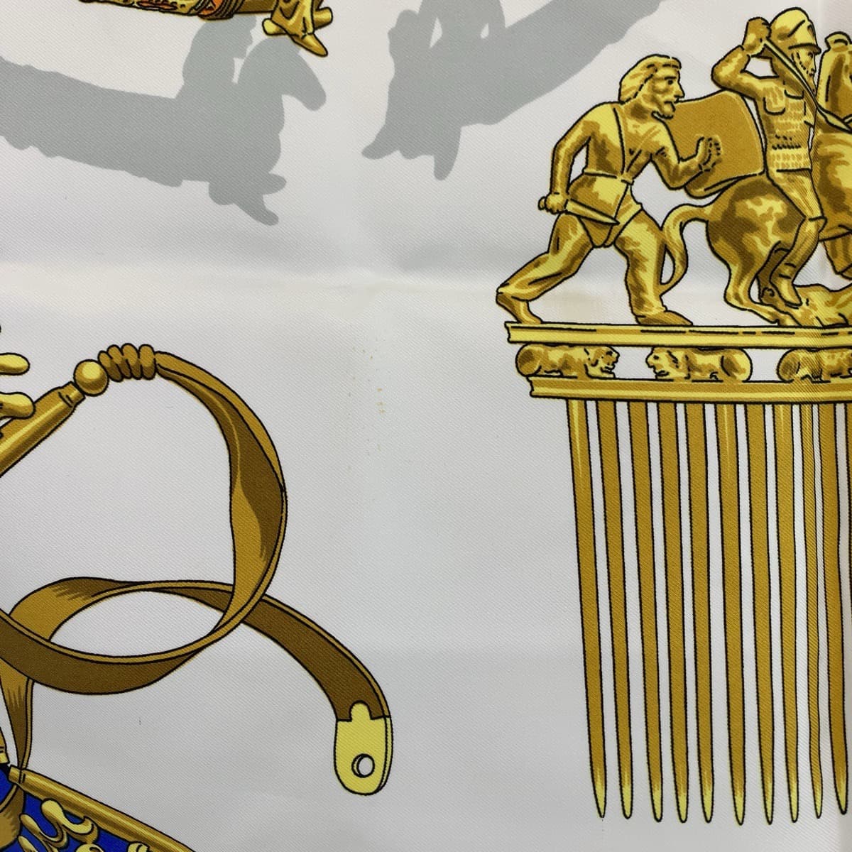 10758
HERMES エルメス LES CAVALIERS D'OR 黄金の騎士 カレ90 ブルー 青 ゴールド ホワイト シルク スカーフ  レディース