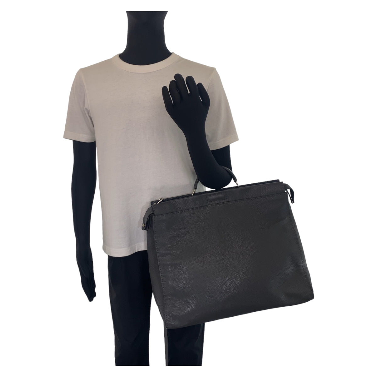 10860
FENDI フェンディ セレリア ピーカブー グレー シルバー金具 レザー ビジネスバッグ A4対応 ショルダーバッグ  メンズ