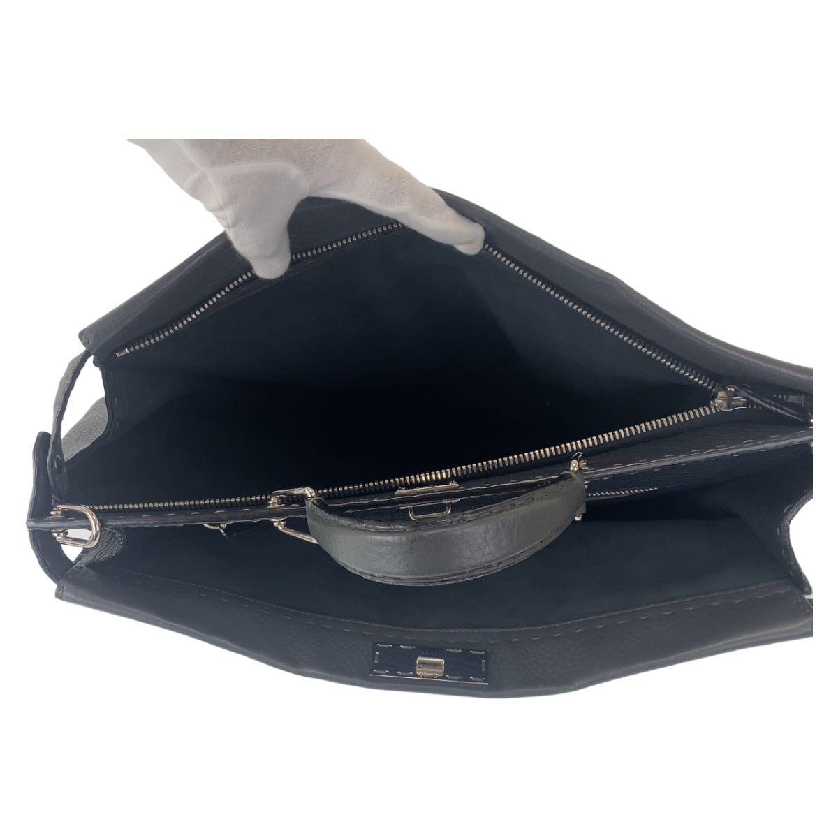 10860
FENDI フェンディ セレリア ピーカブー グレー シルバー金具 レザー ビジネスバッグ A4対応 ショルダーバッグ  メンズ