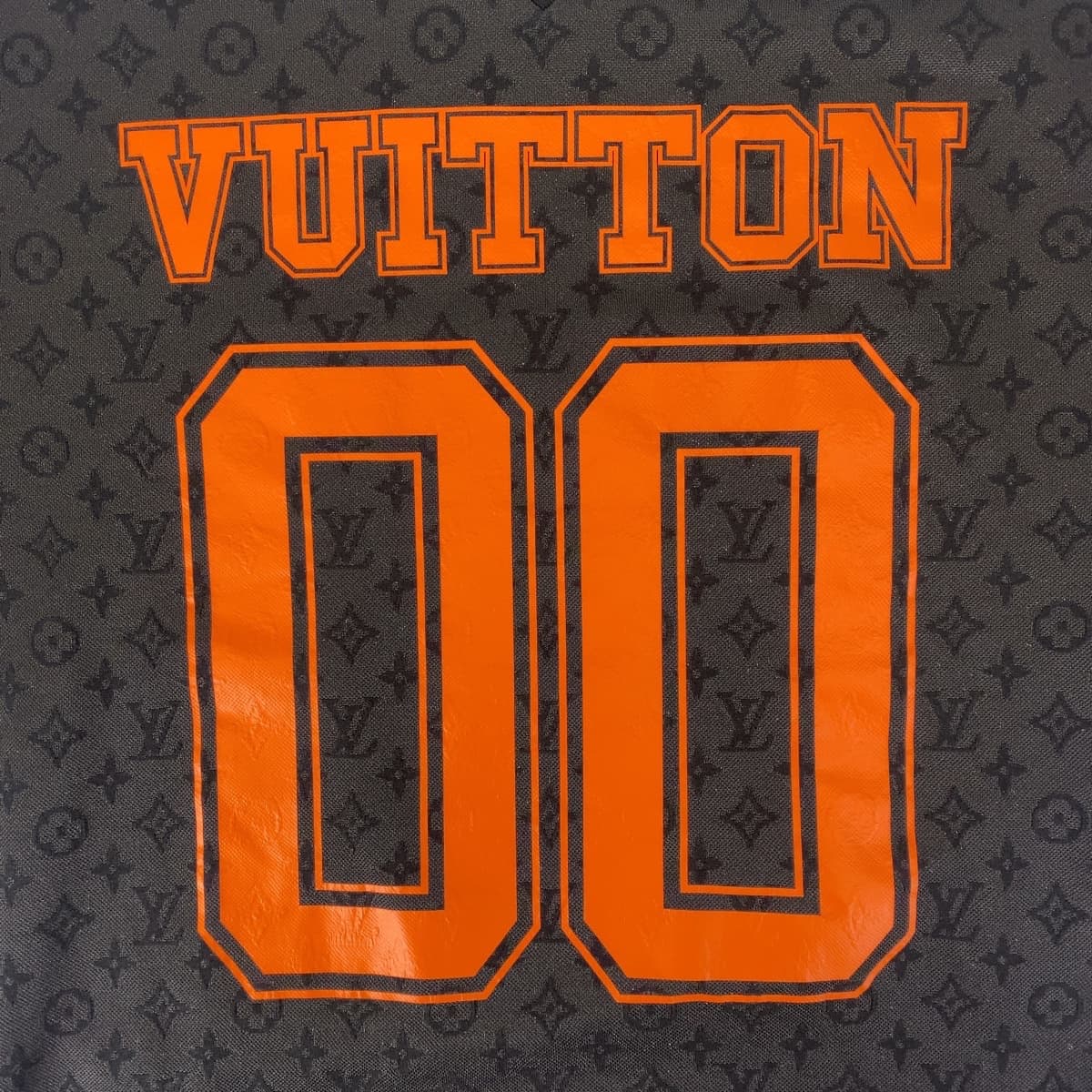 LOUIS VUITTON ルイヴィトン モノグラム スポーティ サイズXL ブラック 黒 オレンジ コットン / ポリエステル RM231 VV4 HOY67W 半袖Ｔシャツ Vネック  メンズ