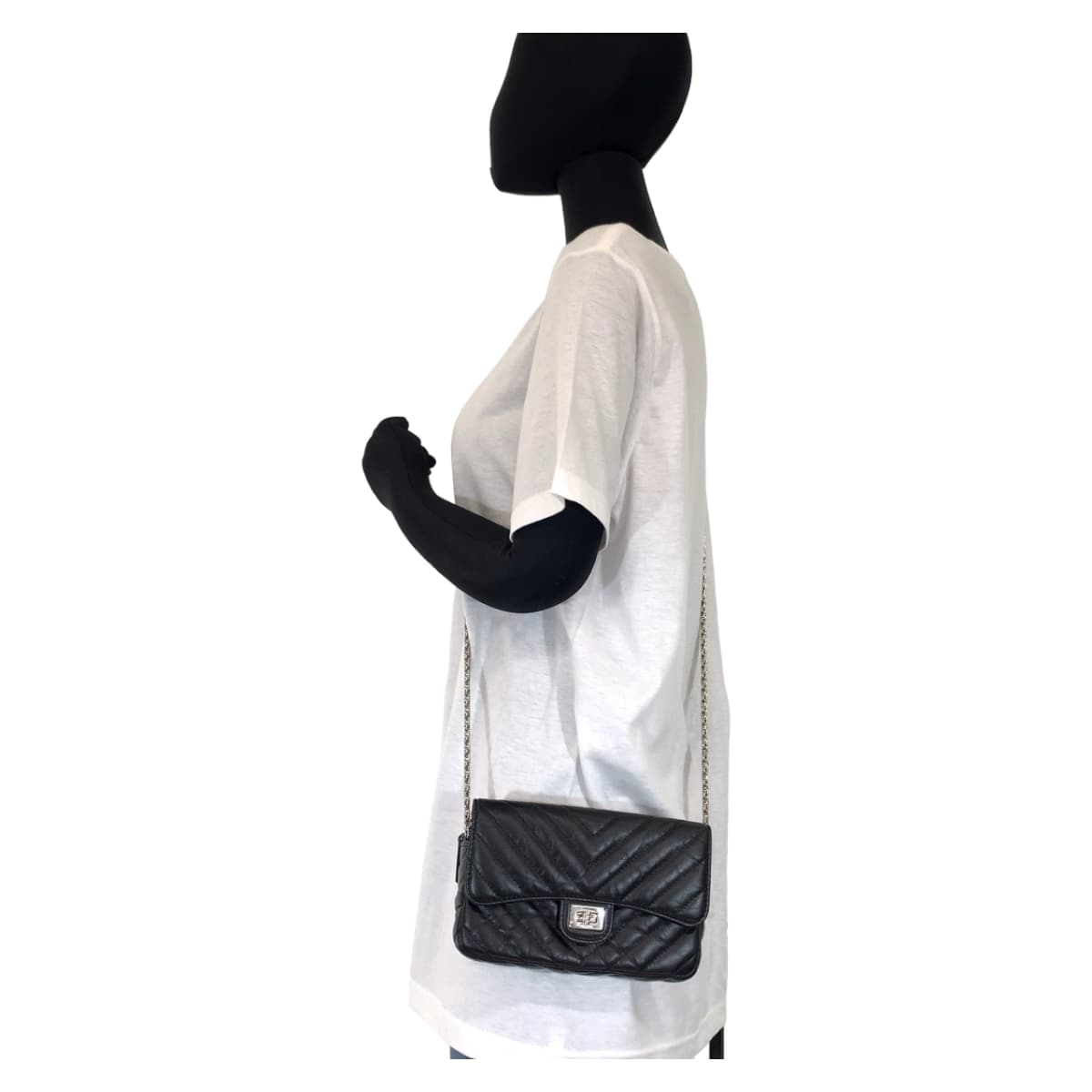 10927
CHANEL シャネル シェブロン Vステッチ ターンロック ランダムシリアル ブラック 黒 シルバー金具 ラムスキン ショルダーバッグ 斜め掛け  レディース