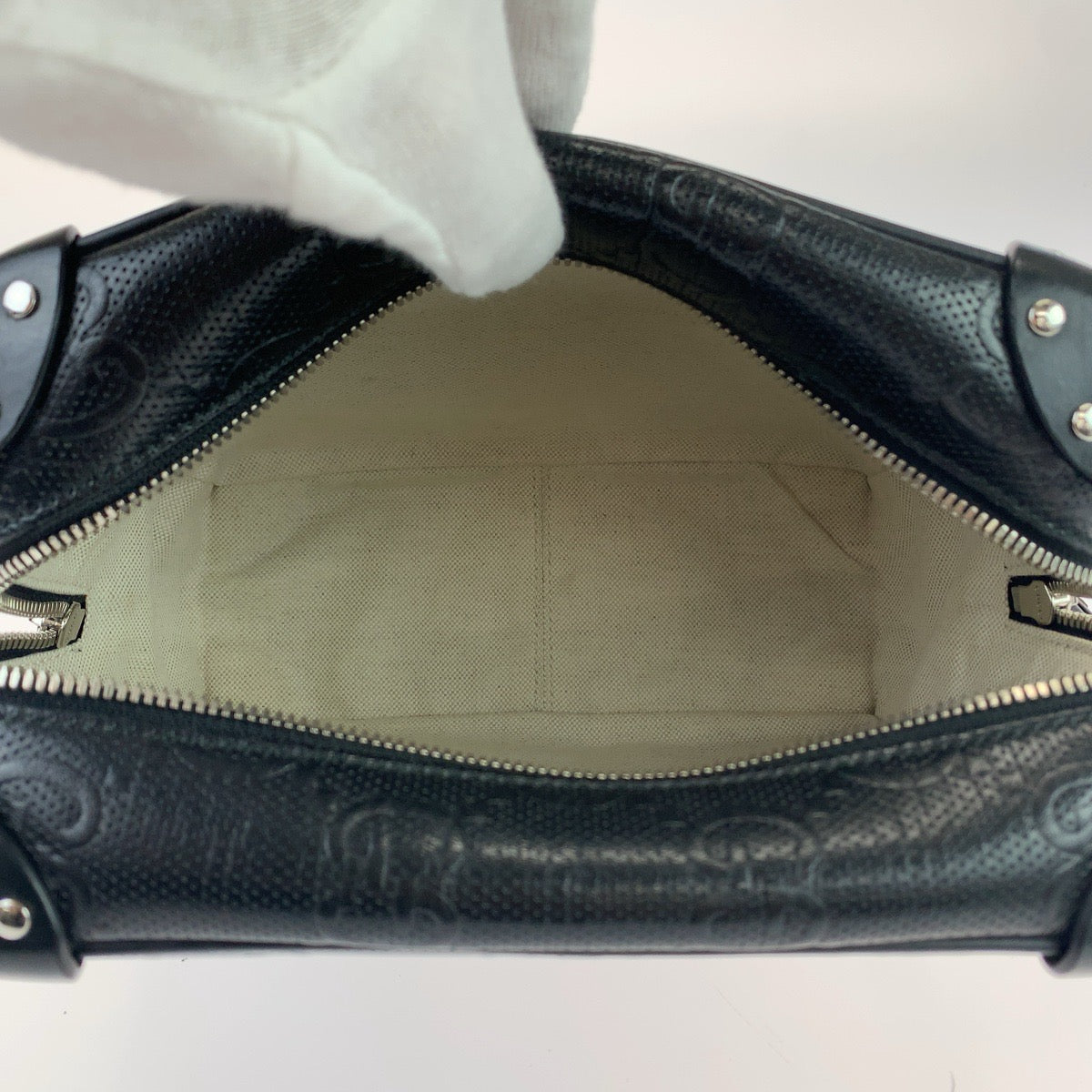 17955
GUCCI グッチ GGエンボス ブラック シルバー金具 レザー 626363 斜め掛け ショルダーバッグ ソフトトランク メンズ A125