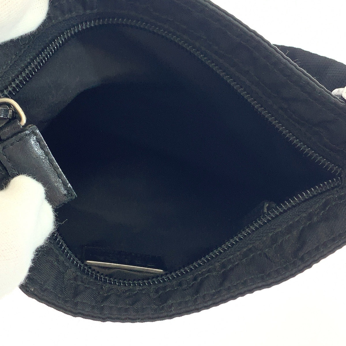 11092
PRADA プラダ テスート 三角ロゴプレート ブラック シルバー金具 ナイロン 斜め掛け ショルダーバッグ メッセンジャーバッグ  メンズ