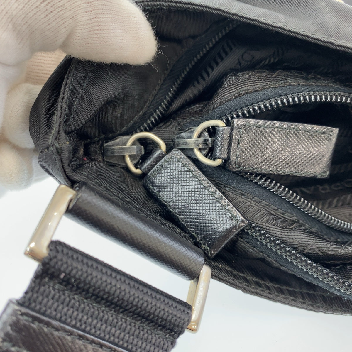 11110
PRADA プラダ テスート 三角ロゴプレート ブラック 黒 シルバー金具 ナイロン 斜め掛け ショルダーバッグ  レディース