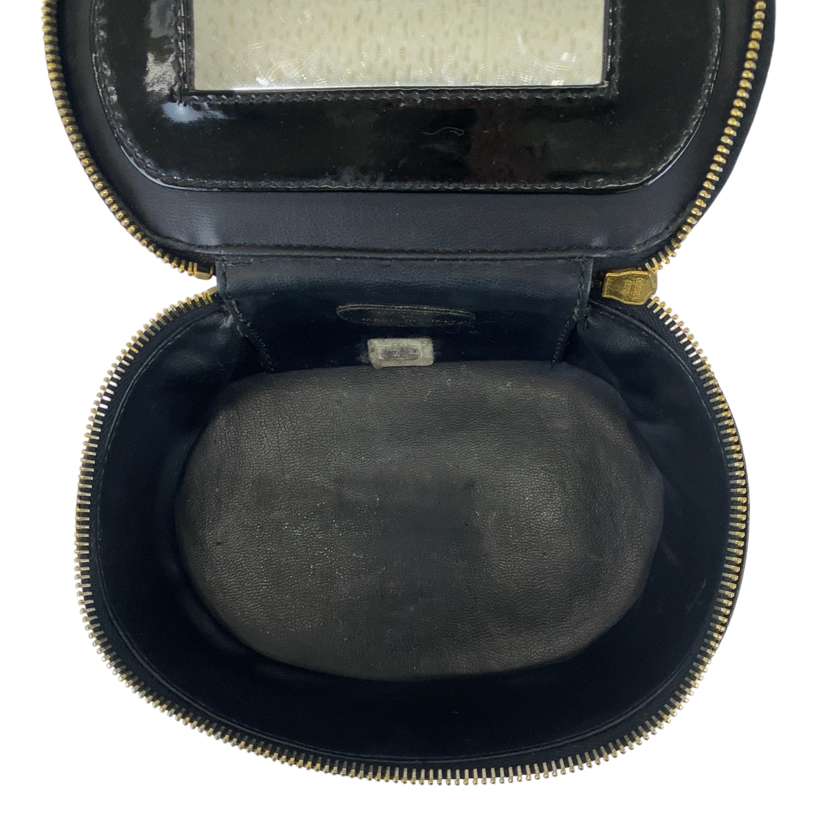 11138
CHANEL シャネル ココマーク 鏡付き ブラック 黒 ゴールド金具 エナメル ポーチ 小物入れ  レディース