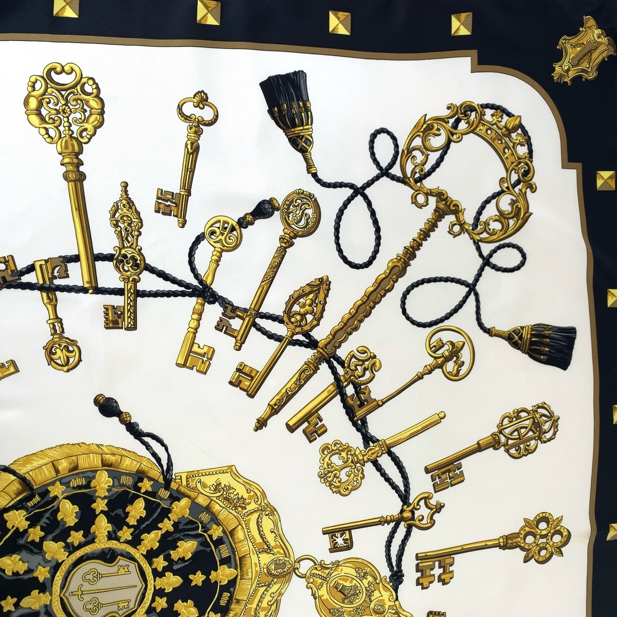 11215
HERMES エルメス LES CLES THE KEYS RARE カレ90 ブラック マルチカラー シルク スカーフ ストール  レディース