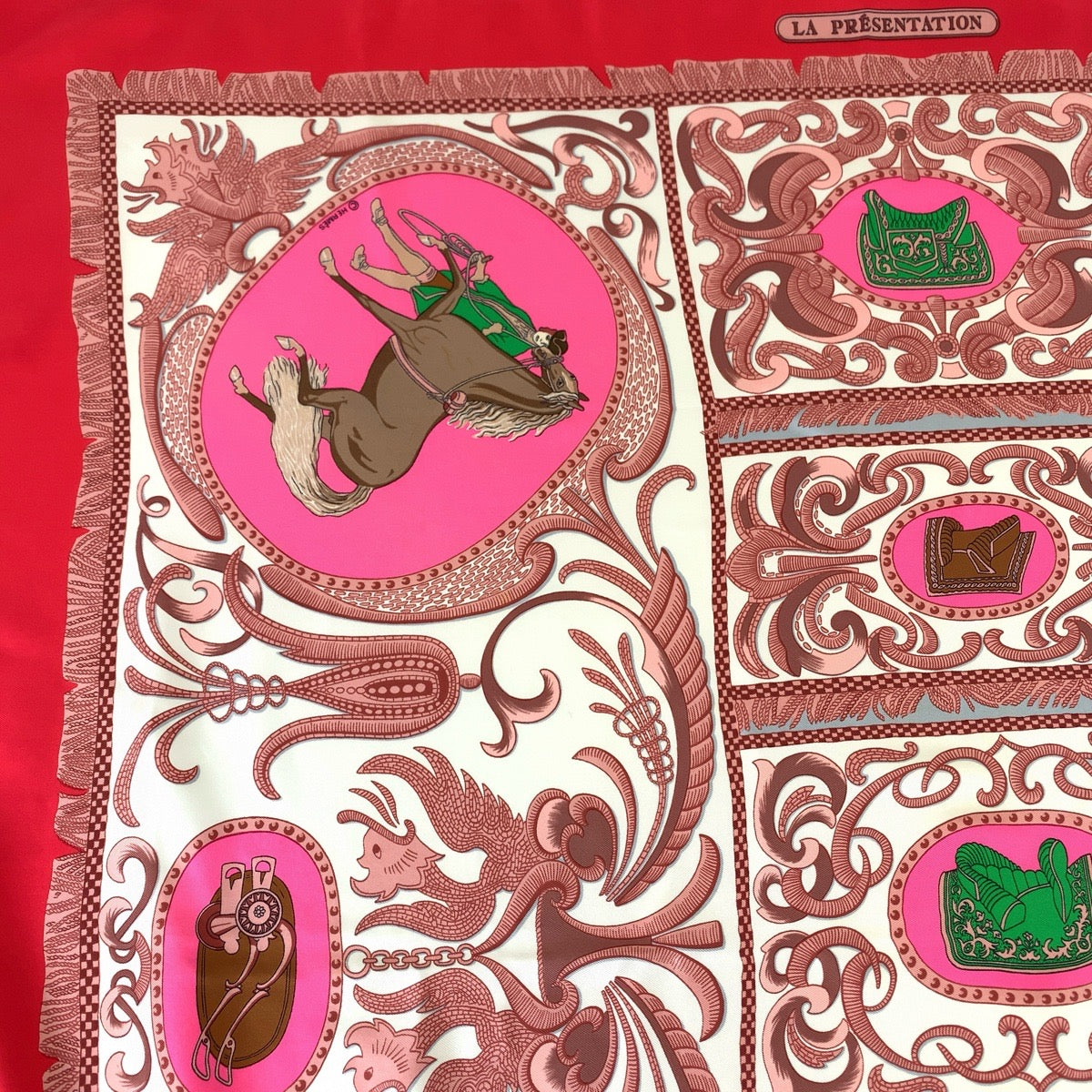 11226
HERMES エルメス LA PRESENTATION カレ90 レッド ピンク ブラウン シルク スカーフ ストール  レディース
