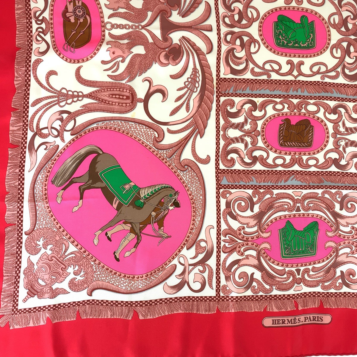 11226
HERMES エルメス LA PRESENTATION カレ90 レッド ピンク ブラウン シルク スカーフ ストール  レディース