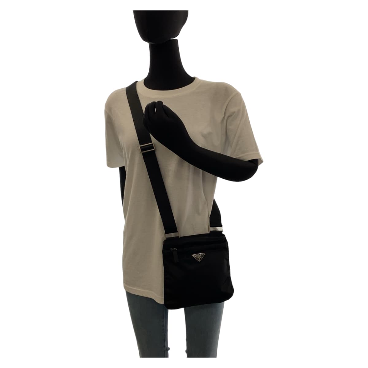 11227
PRADA プラダ テスート 三角ロゴプレート 男女兼用 ブラック 黒 シルバー金具 ナイロン 斜め掛け ショルダーバッグ ポシェット  レディース