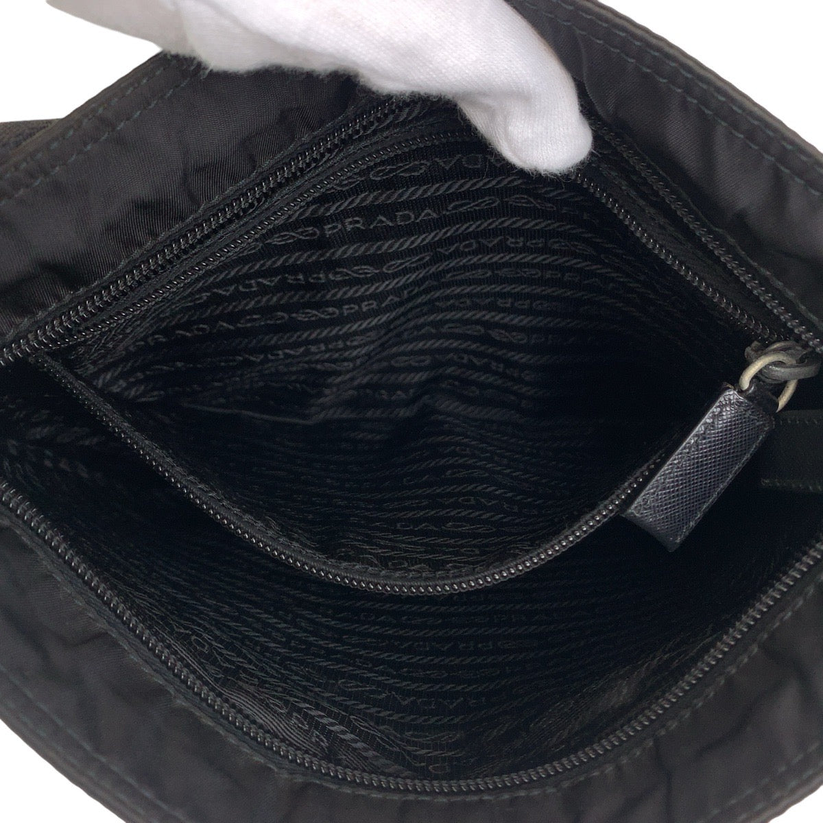 11240
PRADA プラダ テスート 三角ロゴプレート ブラック 黒 シルバー金具 ナイロン 斜め掛け ショルダーバッグ メッセンジャーバッグ  メンズ ABP28