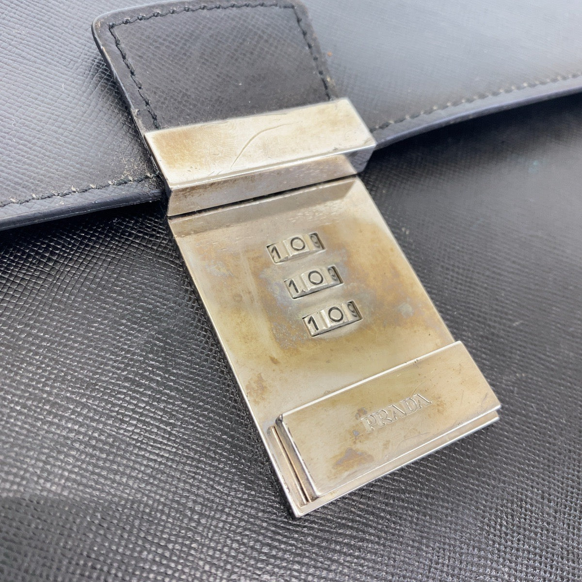 12448
PRADA プラダ サフィアーノ ブラック 黒 シルバー金具 レザー ビジネスバッグ ブリーフケース A4収納  メンズ AB21