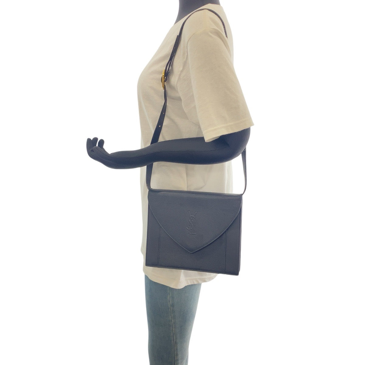 18009
YVES SAINT LAURENT イヴ サンローラン ロゴ型押し ブラック 黒 シルバー金具 レザー ショルダーバッグ 肩掛け レディース AB40