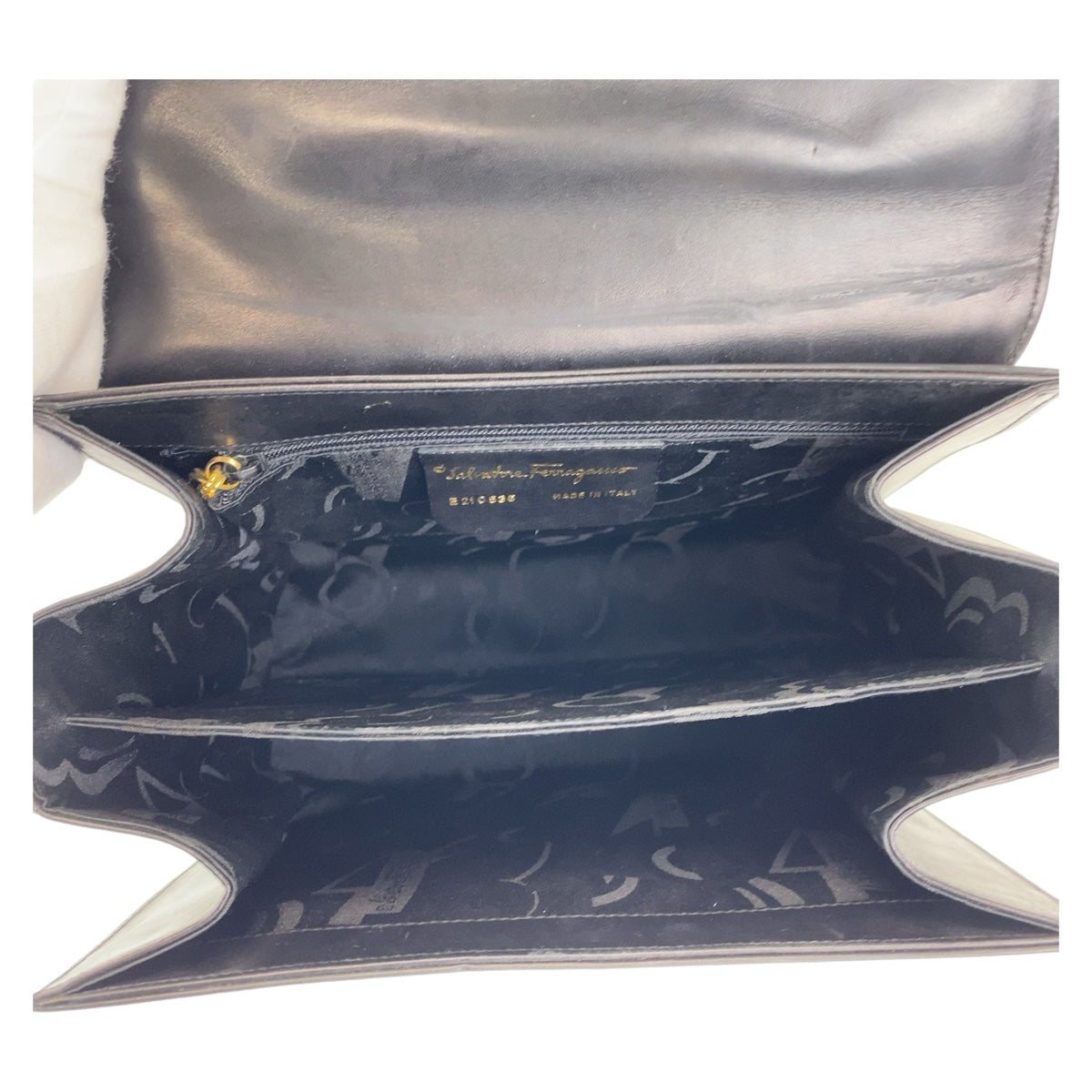 11476
Salvatore Ferragamo サルヴァトーレフェラガモ ガンチーニ ブラック 黒 ゴールド金具 レザー ハンドバッグ  レディース