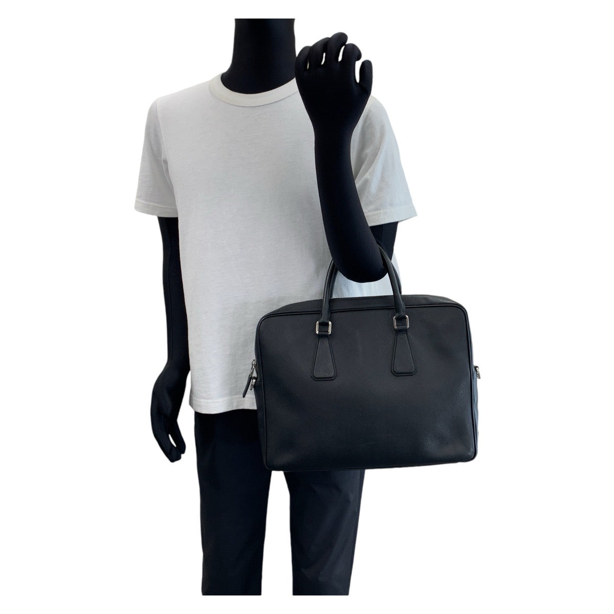 12874
PRADA プラダ サフィアーノ 三角ロゴプレート ブラック 黒 シルバー金具 レザー ビジネスバッグ ブリーフケース  メンズ