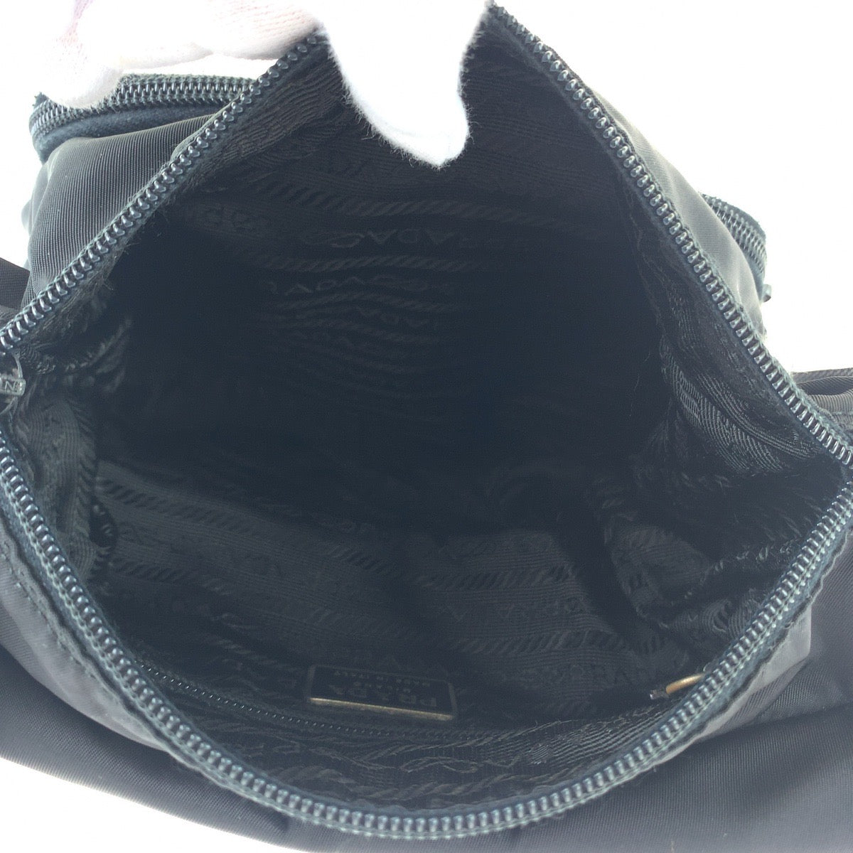 11609
PRADA プラダ テスート 三角ロゴプレート ブラック シルバー金具 ナイロン B8994 斜め掛け ショルダーバッグ ポシェット  メンズ
