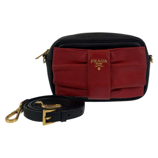 11614
PRADA プラダ リボンモチーフ ブラック レッド ゴールド金具 レザー 斜め掛け ショルダーバッグ ポシェット  レディース ABP38