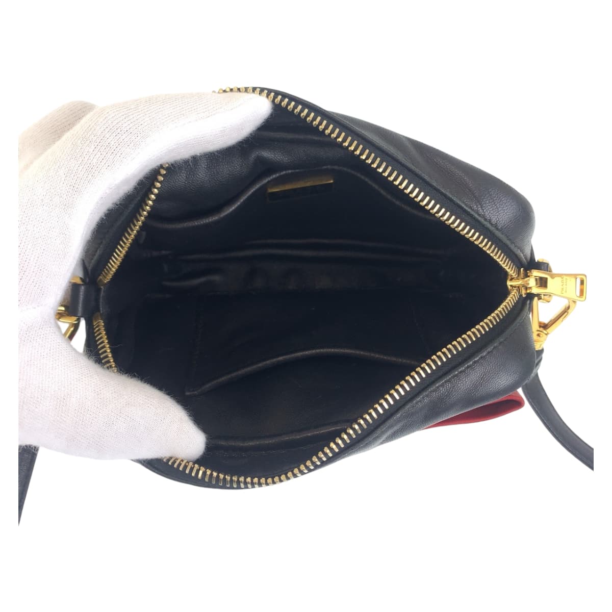 11614
PRADA プラダ リボンモチーフ ブラック レッド ゴールド金具 レザー 斜め掛け ショルダーバッグ ポシェット  レディース ABP38