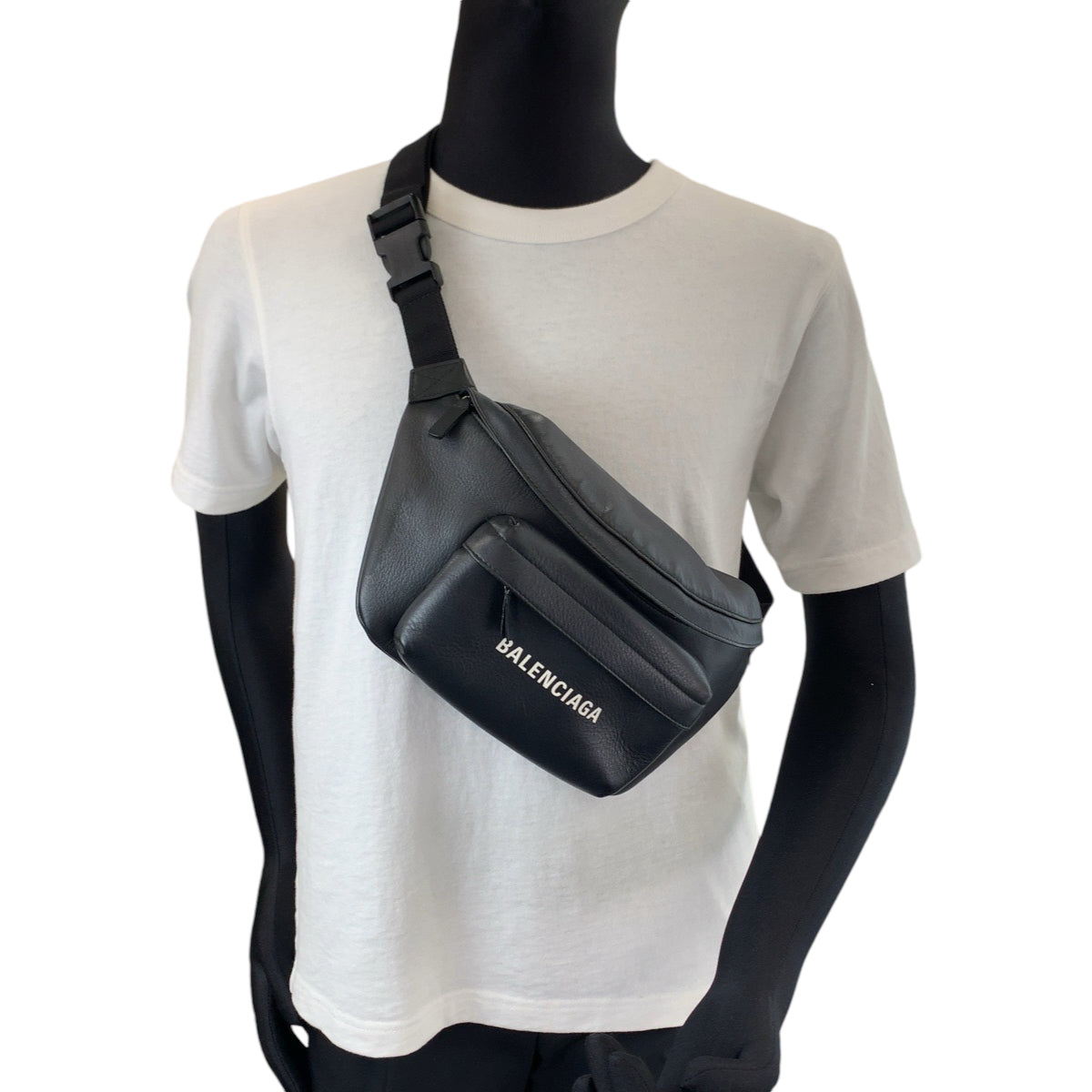 BALENCIAGA バレンシアガ エブリデイ ロゴ ブラック 黒 シルバー金具 レザー 552375 ボディバッグ ボムバッグ  メンズ