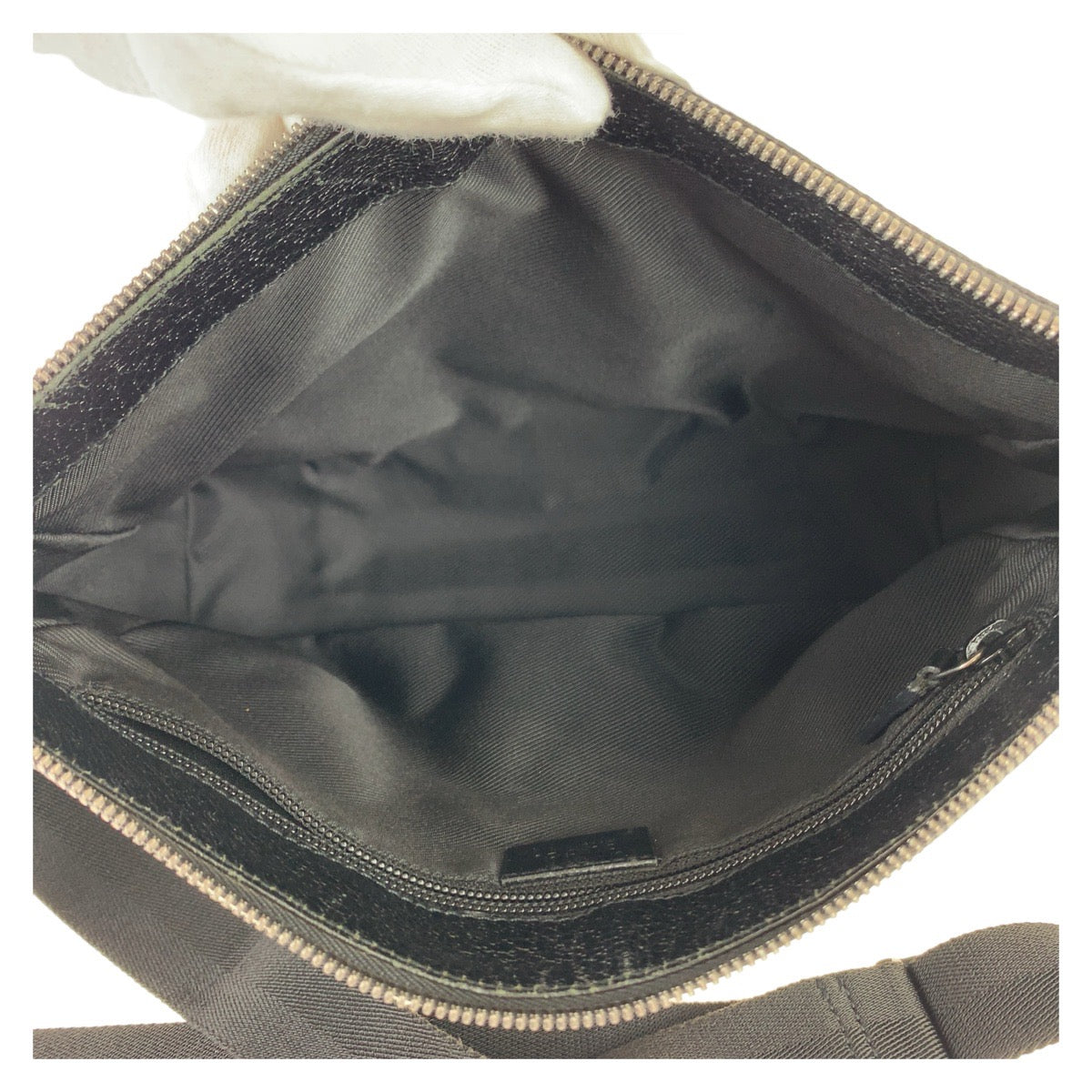 12272
GUCCI グッチ GG柄 ブラック シルバー金具 GGキャンバス / レザー 114273 斜めがけ ショルダーバッグ メッセンジャーバッグ 男女兼用  メンズ