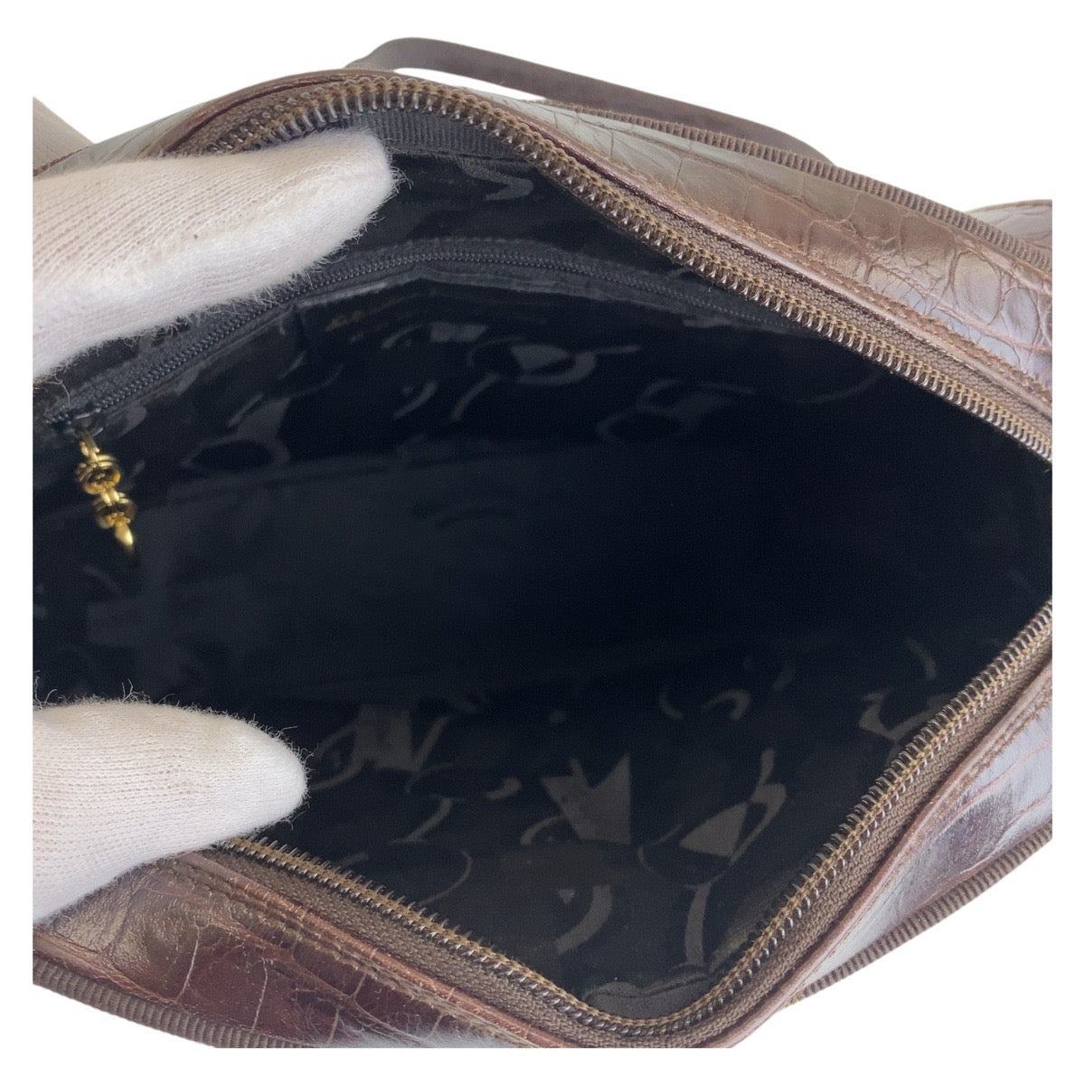 12115
Salvatore Ferragamo サルヴァトーレフェラガモ 型押し ブラウン ゴールド金具 レザー 斜め掛け ショルダーバッグ ポシェット  レディース