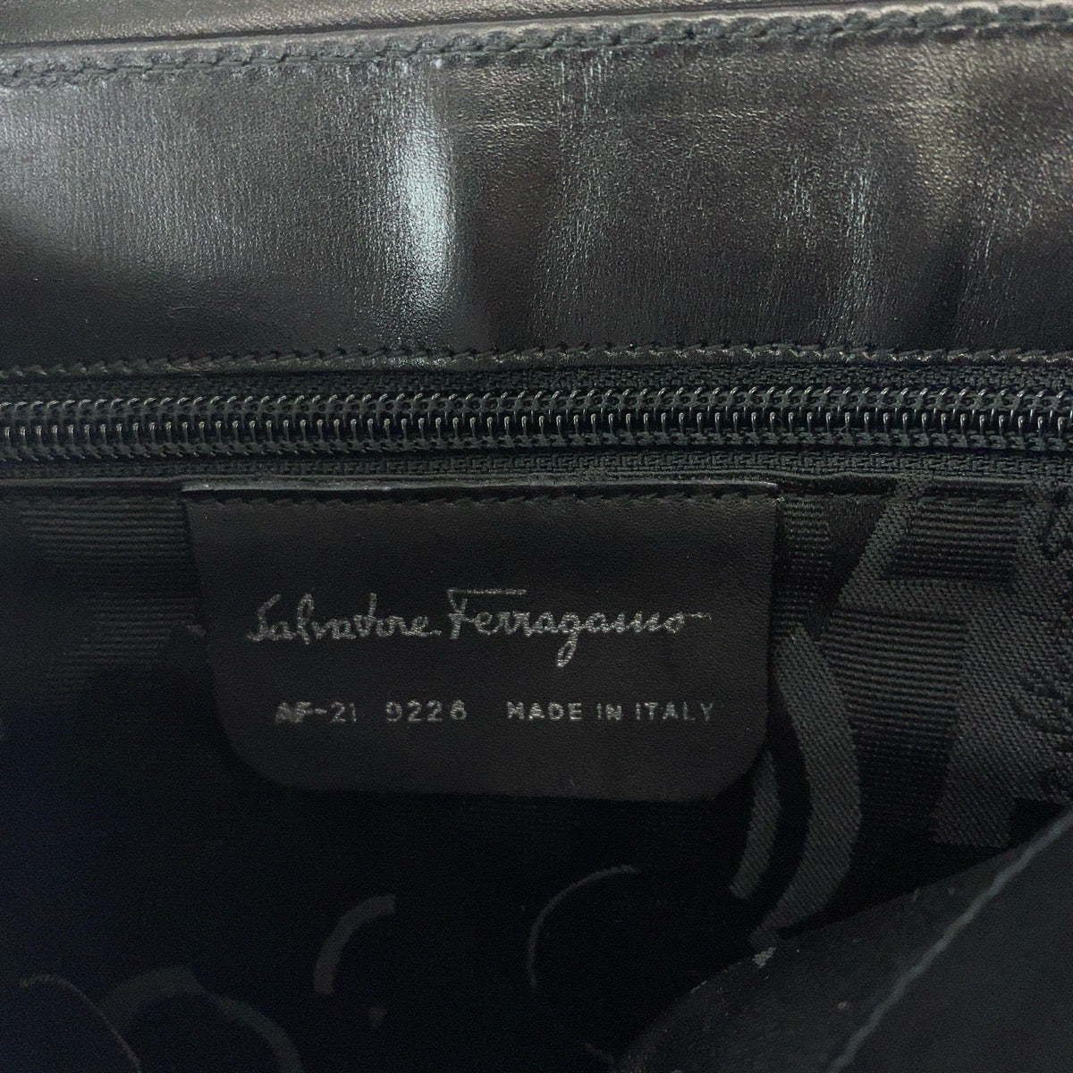 18005
Salvatore Ferragamo サルヴァトーレフェラガモ ヴァラ ブラック 黒 シルバー金具 レザー ショルダーバッグ  レディース A38